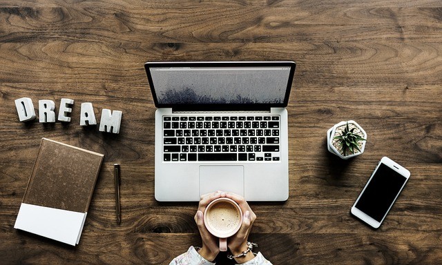 Blogger, laptop, kávé