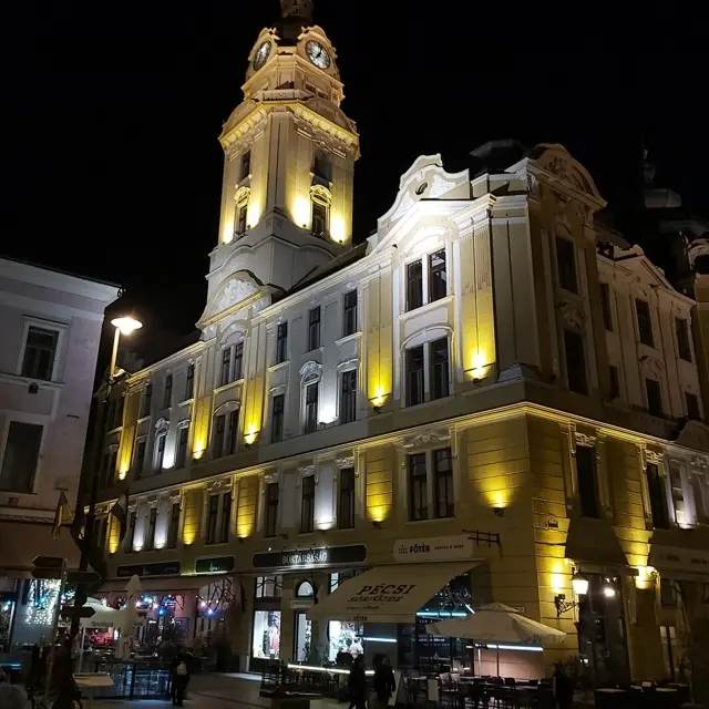 Pécs főterén a városháza este